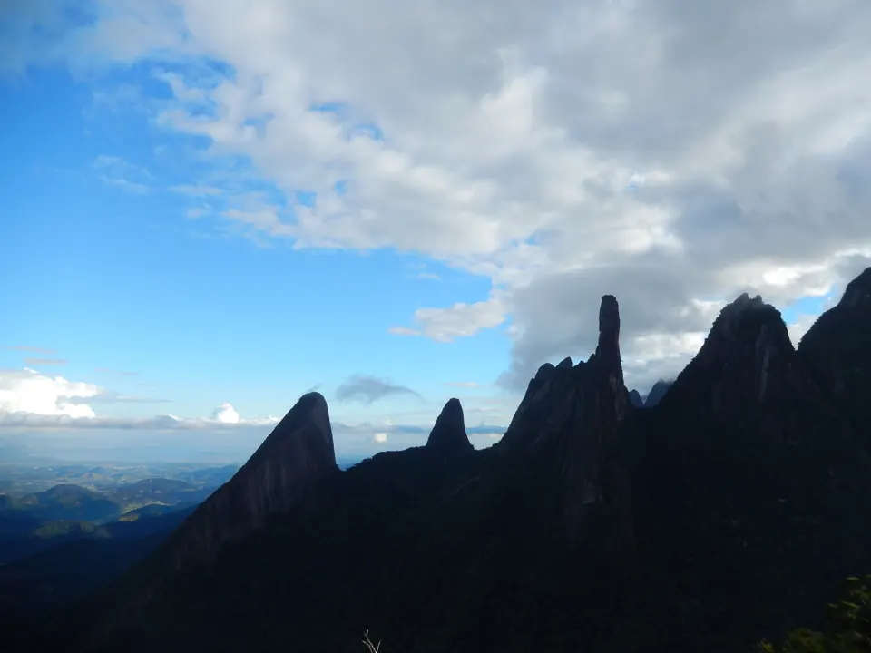 Picos da Serra dos Órgãos em silhueta