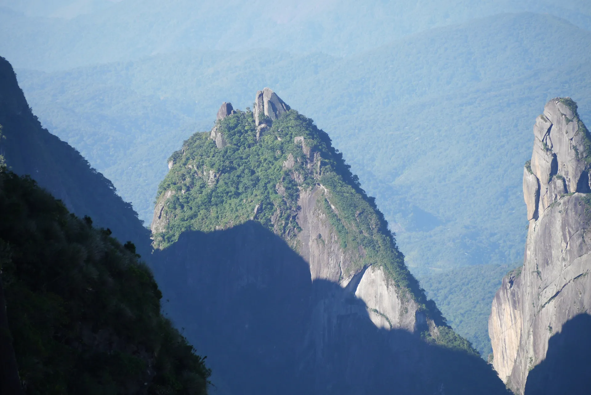 Cabeça de Peixe vista dos Portais de Hércules, Serra dos Órgãos