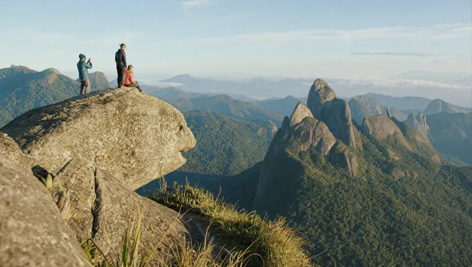 Trilheiros no cume de granito da Cabeça de Peixe com vista para a Serra