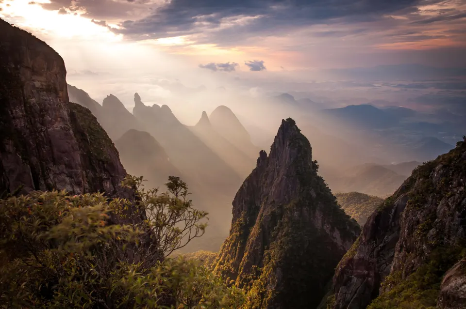 Amanhecer dourado sobre o Dedo de Deus e picos da Serra dos Órgãos