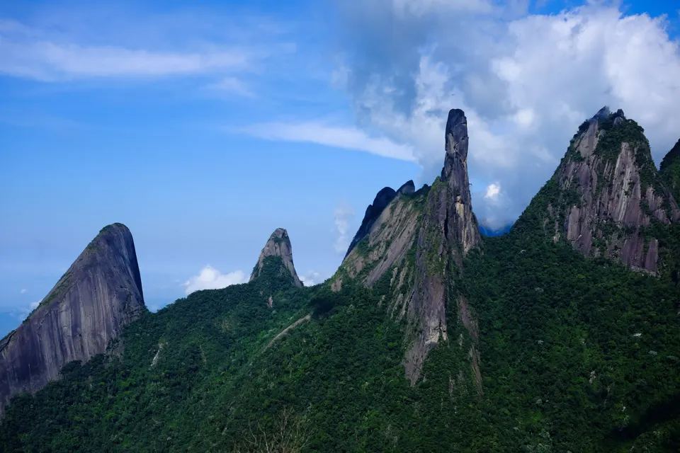 Dedo de Deus e picos vizinhos vistos de Teresópolis