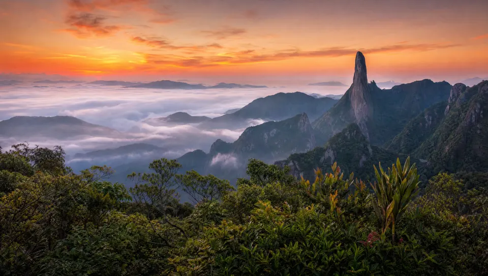 Dedo de Deus com névoa ao amanhecer