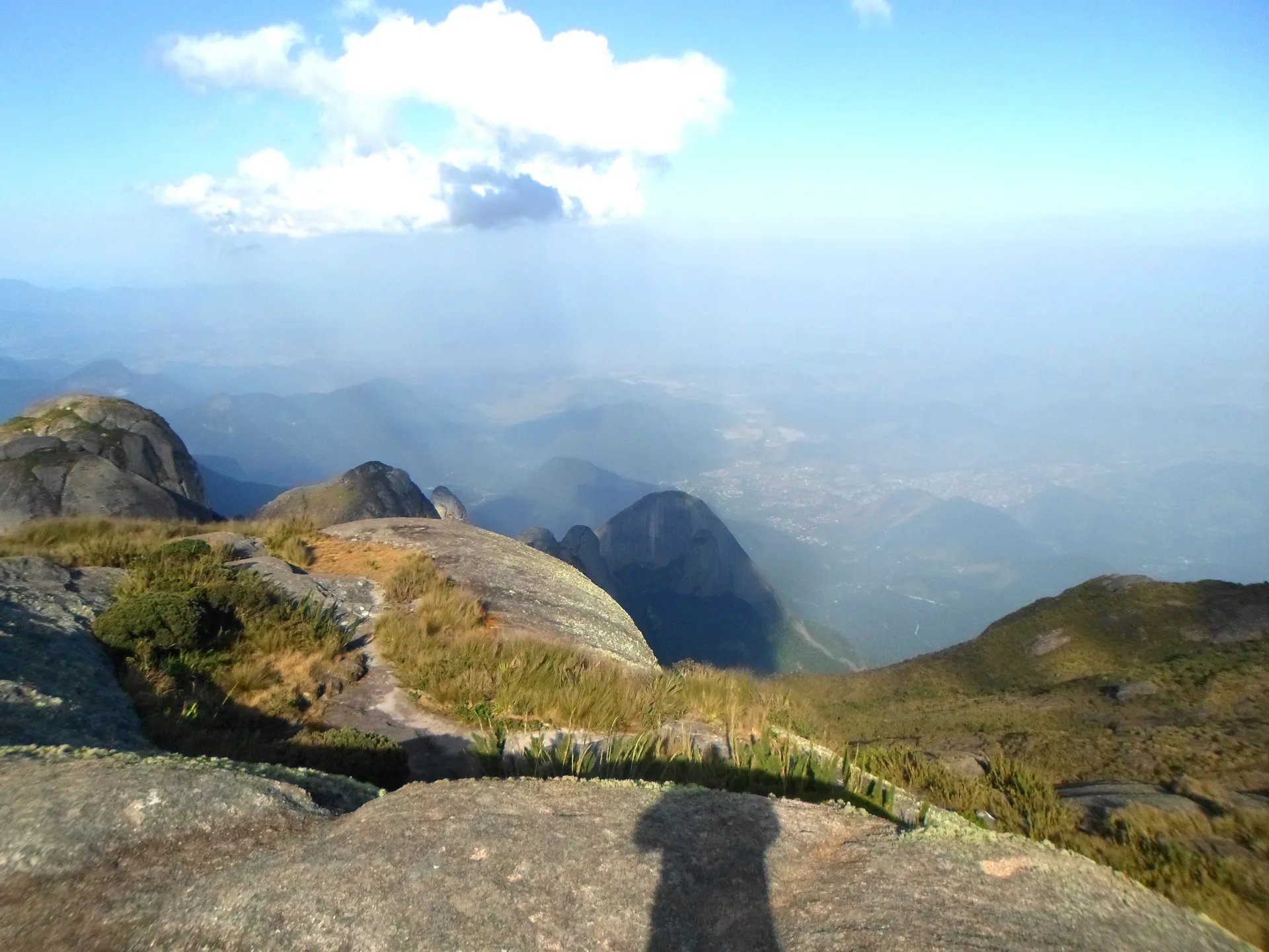 Escalavrado visto da Pedra do Sino com vale de Teresópolis ao fundo