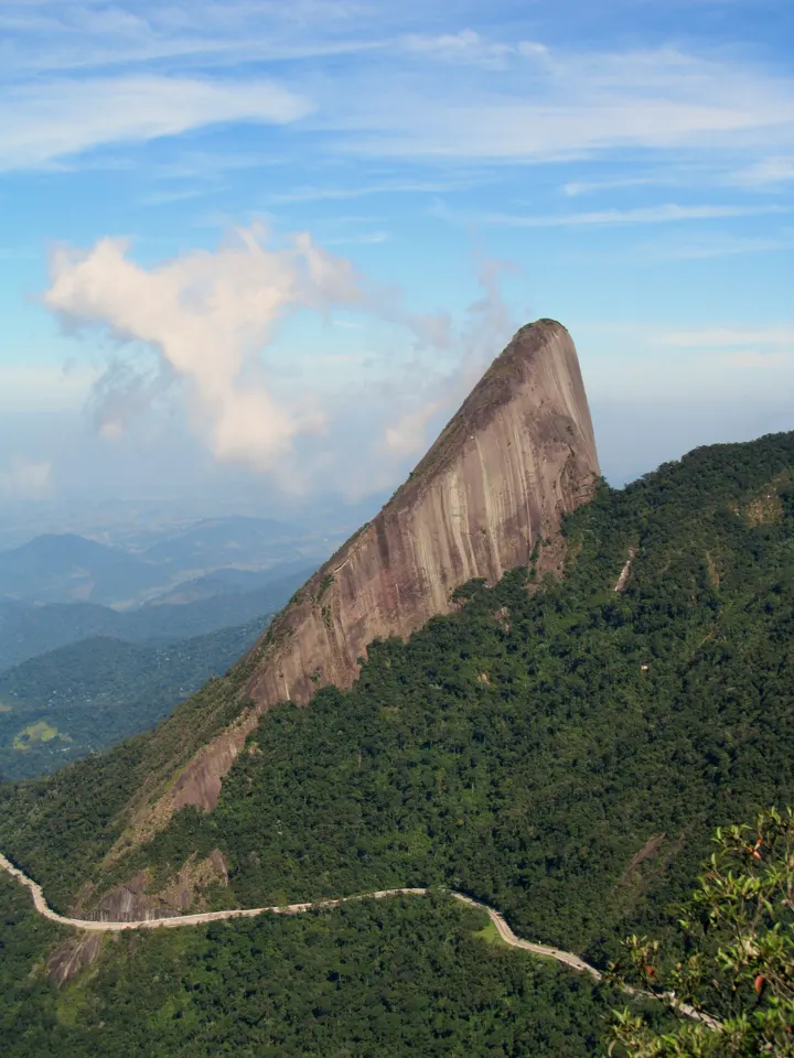 Escalavrado em formato vertical, parede de granito sobre o vale