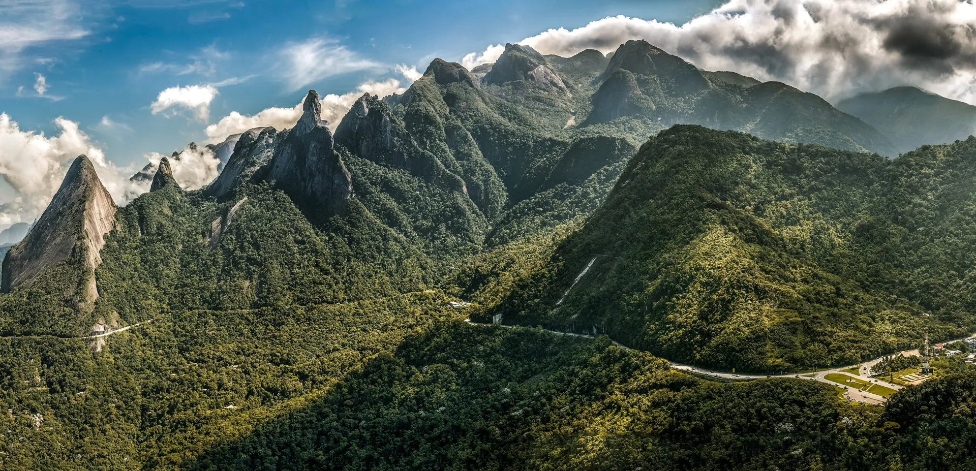 Panorama da Serra dos Órgãos com a Pedra do Elefante e mata verde, Teresópolis