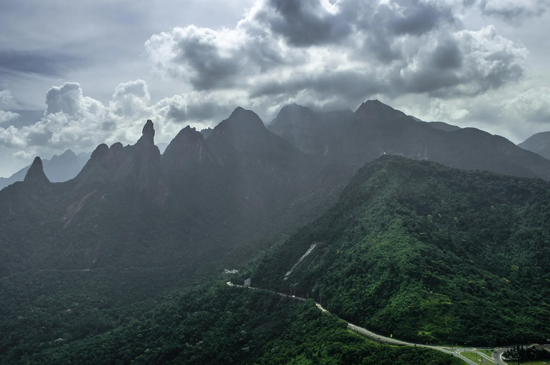 Vista da Pedra do Elefante com nuvens sobre a Serra, Teresópolis