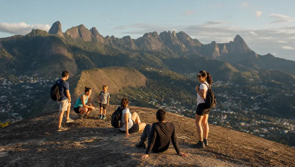 Grupo de trilheiros no lajedo da Pedra do Elefante ao entardecer