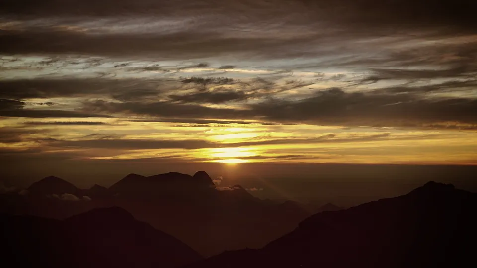 Pôr do sol visto da Pedra do Sino