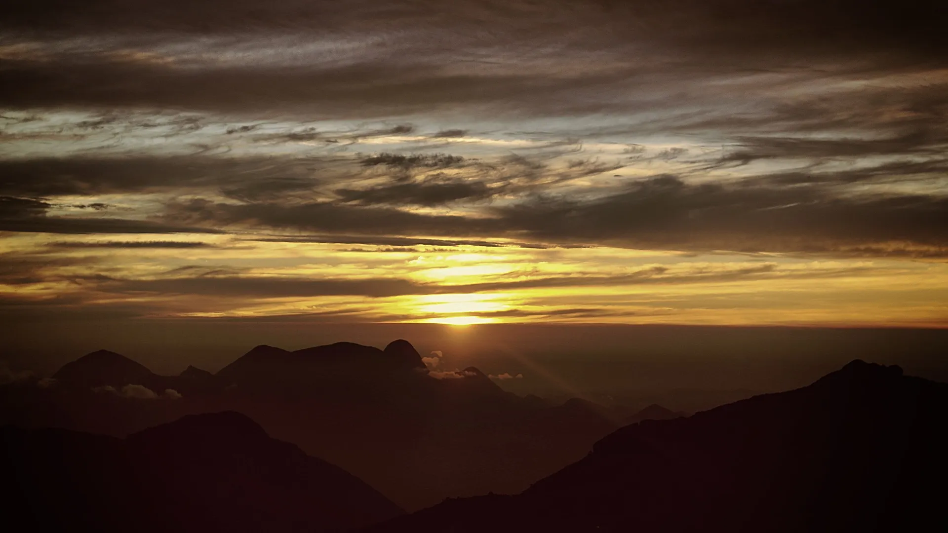 Pôr do sol dourado visto do alto da Pedra do Sino, Serra dos Órgãos
