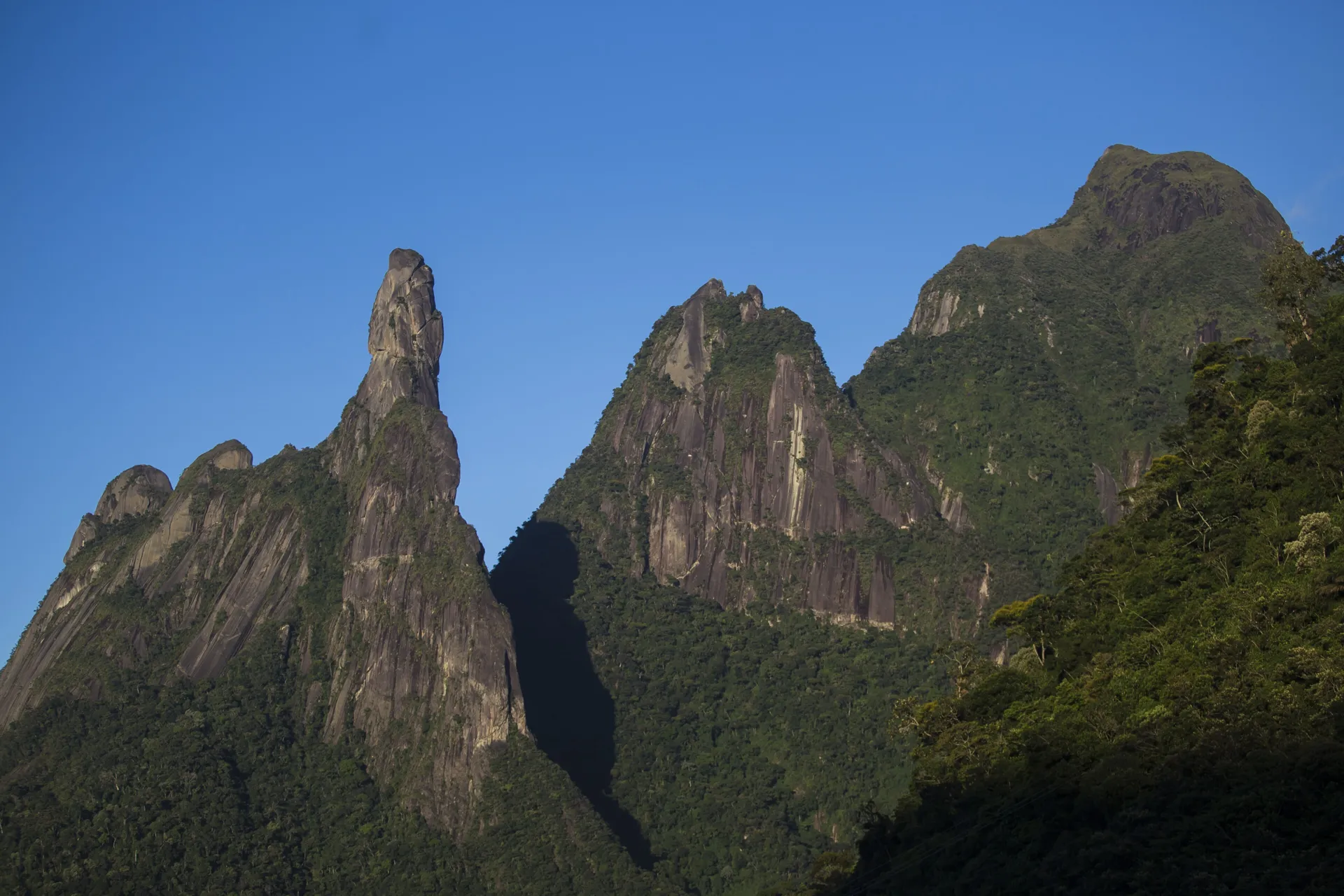 Picos Dedo de Deus e vizinhos vistos da trilha da Pedra do Sino, Teresópolis