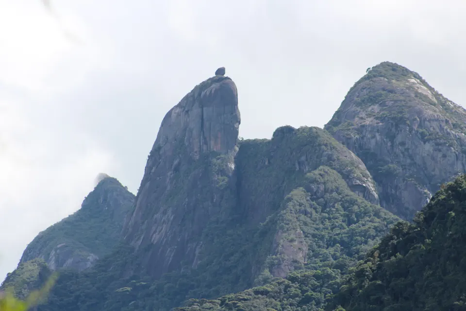 Conjunto de picos da Serra dos Órgãos com nuvens, visto da região da Pedra do Sino