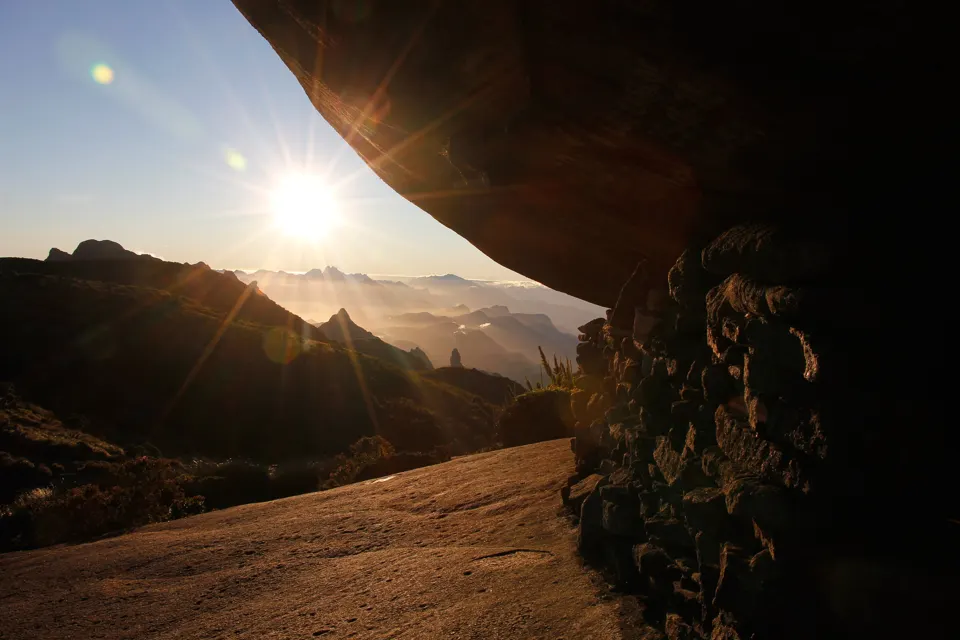 Nascer do sol visto de dentro de uma gruta de pedra nos Castelos do Açu